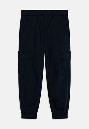 Schwarze Cargohose mit elastischem Bund und Bündchen, mit seitlichen Klappentaschen und vorderen Handtaschen, flach auf hellem Hintergrund ausgelegt.