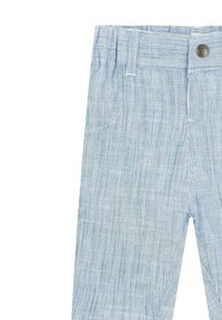 Hellblaue gestreifte Hose aus einem glatten Stoff. Verfügt über einen Knopfverschluss und Gürtelschlaufen an der Taille.