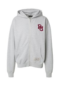 Sweat à capuche zippé gris en tissu doux, avec une capuche, deux poches avant et un logo bordeaux sur la poitrine. Comprend des poignets et un ourlet côtelés.