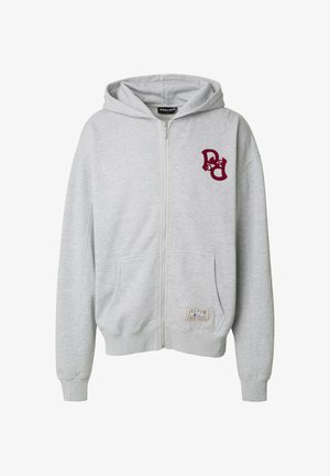 Grå hættetrøje med lynlås i blødt stof, der har en hætte, to frontlommer og en mørkerød logo på brystet. Indeholder ribstrikkede manchetter og kant.