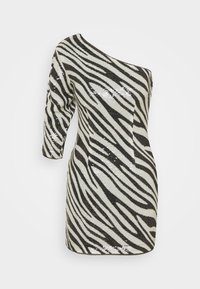 Robe à motif zèbre avec un design épaules dénudées, manches mi-longues et une texture pailletée dans un schéma de couleurs noir et blanc.