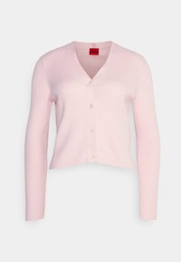 Cárdigan rosa de canalé con escote en V, mangas largas y cinco botones en la parte delantera. Diseño corto con una textura suave.