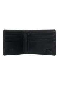 Portafoglio in pelle nera con multiple tasche per carte, texture liscia, design pieghevole e logo del marchio in rilievo. Forma compatta e funzionale.