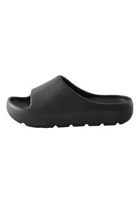 Schwarze Slip-On-Sandale mit offenem Zeh, strukturiertem weichem Material, abgerundeten Kanten und dicker Sohle mit kleinen Rillen für besseren Halt.