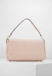 Sac à main rose à motif géométrique avec une forme structurée, doté d'une seule poignée et d'accents métalliques argentés. Texture en cuir lisse.