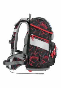 Zaino nero con motivo geometrico rosso, dettagli argento, spallacci regolabili, molteplici scomparti e caratteristici cursori della zip rossi.