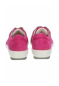 Scarpe in suede rosa con una texture liscia, punta rotonda e suola in gomma bianca. Presentano un design semplice senza hardware o dettagli visibili.