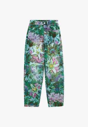 High-waisted jeans met een losse pasvorm, voorzien van een groen, paars en blauw bloemenpatroon met grote witte lelies.