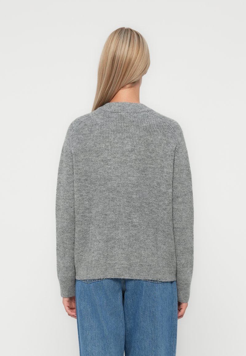 Grauer Strickpullover mit rundem Ausschnitt, langen Ärmeln und lockerer Passform. Strukturierter Stoff mit weichem Erscheinungsbild.
