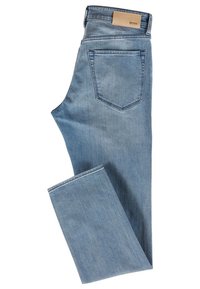 Unos vaqueros de mezclilla azul claro plegados, que presentan un único bolsillo trasero y una etiqueta de cuero marrón en la cinturilla etiquetada como "BOSS."