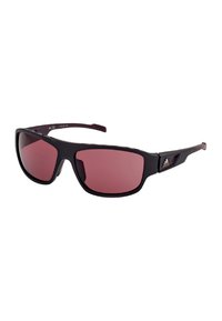 Occhiali sportivi neri con dettagli bordeaux, lenti oversized di colore rosa scuro, montatura in gomma stampata e dettaglio testurizzato sulle tempie.