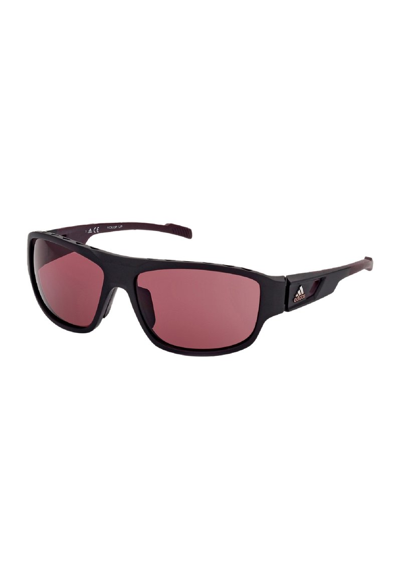 Occhiali sportivi neri con dettagli bordeaux, lenti oversized di colore rosa scuro, montatura in gomma stampata e dettaglio testurizzato sulle tempie.