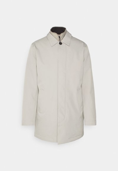 Abrigo impermeable gris claro con cuello alto, mangas largas y dos bolsillos laterales. Presenta una textura suave y un diseño aerodinámico.