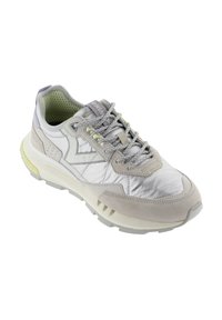 Sneaker grigio chiaro caratterizzata da un mix di texture lisce e scamosciate, dettagli riflettenti e una suola ammortizzata con accenti verde lime.