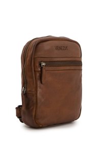 Brauner Leder-Rucksack mit glatter Textur, ausgestattet mit einer vorderen Reißverschluss-Tasche, abgerundeten Kanten und dem geprägten "Venezia"-Logo an der Oberseite.