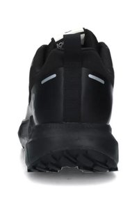 Scarpa nera da atletica con suola in gomma testurizzata, accenti riflettenti e un robusto anello sul tallone per facilitarne l'indossamento. Design superiore senza cuciture.