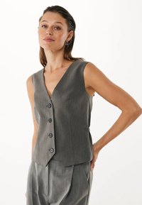 Grå skräddarsydd väst med V-ringning, fem knappar och en figursydd design; tillverkad av ett glatt tyg och har en klassisk, strukturerad silhuett.