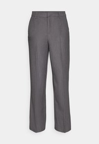 Pantalon gris sur mesure avec passants pour ceinture et pli marqué, coupe droite, présenté sur fond blanc.