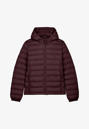 Doudoune bordeaux avec capuche, fermeture éclair à l'avant et poignets élastiques. Présente un motif matelassé horizontal, deux poches latérales et un design léger.