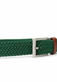 Ceinture élastique tressée verte avec une boucle en métal argenté et un accent en cuir brun. Présente un motif de tressage texturé pour plus de flexibilité.