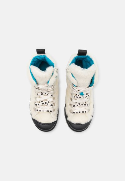 Marni UNISEX - Botins de atacadores - ivory/light blue