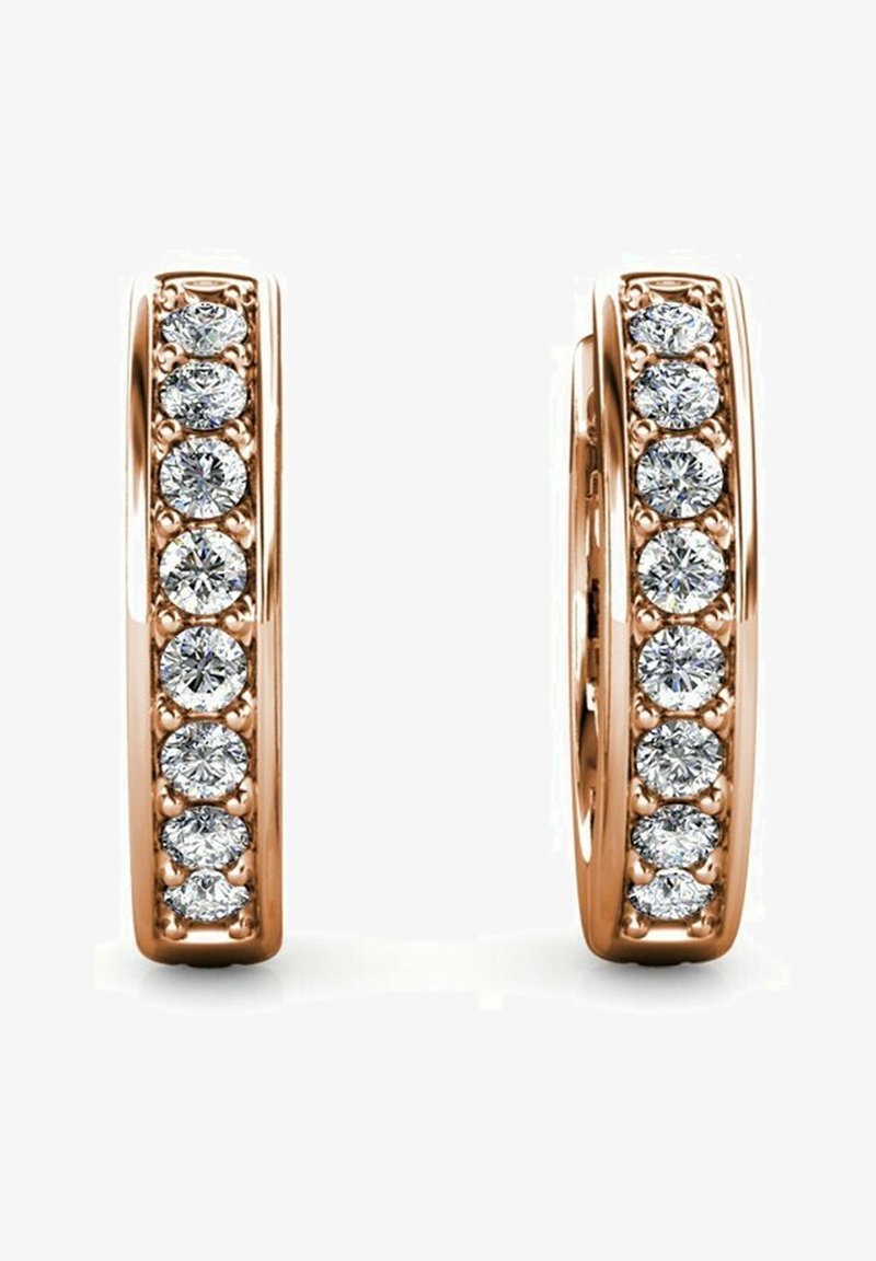 Roségoldene Creolen mit einer Reihe von runden, klaren Edelsteinen auf der Vorderseite, mit einer glatten polierten Oberfläche und abgerundeten Kanten.