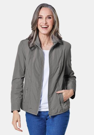 Grijze lichtgewicht jas met een staande kraag, een ritssluiting aan de voorkant en twee met rits afsluitbare zakken. Gladde textuur en getailleerd ontwerp.