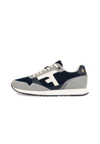 Marineblaue Turnschuhe mit grauen Wildlederakzenten, weißem Logo, Mesh-Obermaterial, flacher weißer Sohle und hellen Schnürsenkeln. Mit einem runden Fersendetail.