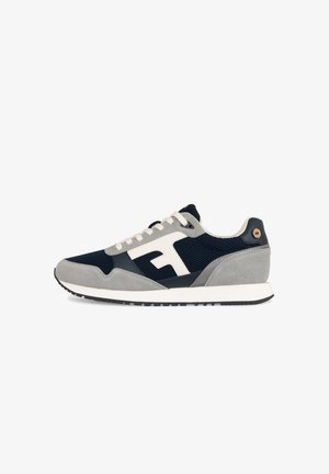 Chaussure de sport bleu marine avec des accents en suède gris, logo blanc, tige en mesh, semelle blanche plate et lacets clairs. Comprend un détail de talon rond.