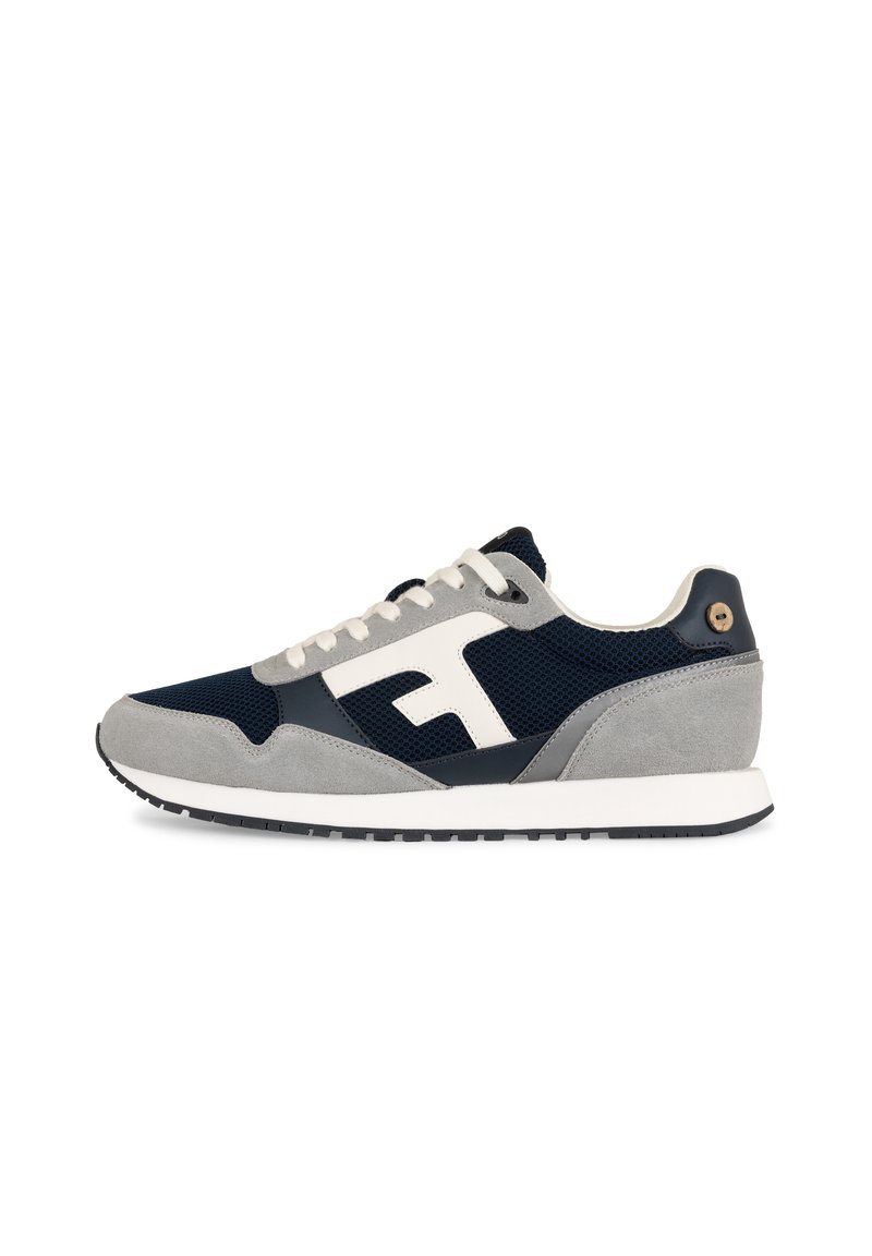 Marineblaue Turnschuhe mit grauen Wildlederakzenten, weißem Logo, Mesh-Obermaterial, flacher weißer Sohle und hellen Schnürsenkeln. Mit einem runden Fersendetail.