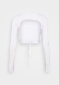 Weißes Langarm-Crop-Top mit offenem Rücken und Bindeschluss. Glattes Material mit taillierter Passform und einem leicht transparenten Rückenteil.