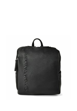 Zwarte rugzak met een gestructureerde textuur, voorzien van een bovenste handvat, een zijritszak en een reliëf "TOM TAILOR" logo op het voorpaneel.