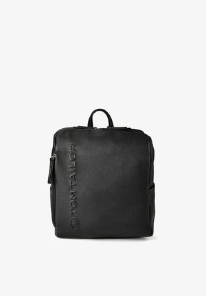 Zaino nero con texture, maniglia superiore, tasca laterale con cerniera e logo "TOM TAILOR" in rilievo sul pannello frontale.