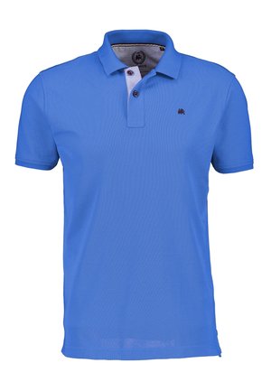 Polo bleu à manches courtes, col avec boutons sur le devant, et petit logo brodé sur le côté gauche de la poitrine. Texture de tissu doux.