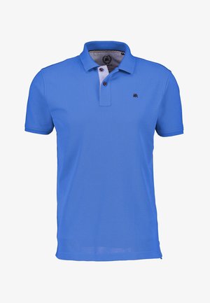 Blå polo med korte ærmer, krave, tre-knaps lukning og lille broderet logo på venstre bryst. Blød stoftekstur.