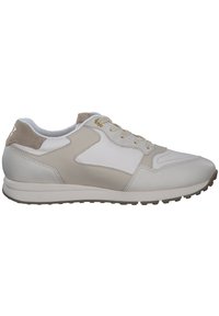 Sneaker mit einem Obermaterial aus weißem Leder und beigen Wildlederakzenten, ausgestattet mit beigen Schnürsenkeln, goldfarbener Hardware und einer strukturierten Gummisohle.