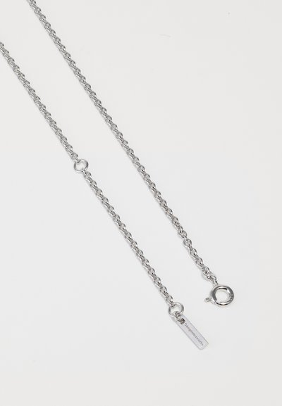 Ασημένια αλυσίδα κολιέ με διαπλεκόμενους συνδέσμους, που διαθέτει κυκλικό κούμπωμα και μια μικρή ετικέτα. Λείο υφή και μινιμαλιστικός σχεδιασμός.