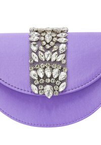 Borsa a pochette in satin viola con una chiusura a rete argentata ornata di gioielli, caratterizzata da strass trasparenti di diverse dimensioni e una chiusura a pattina arrotondata.