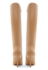 Botas de cuero nude hasta la rodilla con acabado suave, punta afilada y tacón de aguja delgado. Presenta un detalle de cremallera en la parte trasera.