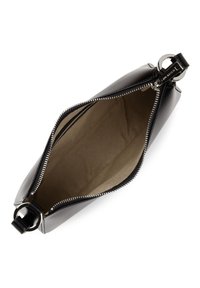 Pochette en cuir noir avec fermeture éclair, quincaillerie circulaire et une surface extérieure lisse. L'intérieur est en tissu beige sans compartiments supplémentaires.