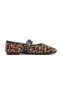 Leopardprint flats met een bovenkant van bruin suède, zwarte accenten en decoratieve studs op de band. Kenmerkt zich door een lage hak en een ronde neus.