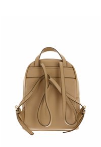 Beige leren rugzak met een textuuroppervlak, dubbele handvatten aan de bovenkant, verstelbare schouderriemen en een minimalistisch ontwerp met strakke lijnen.