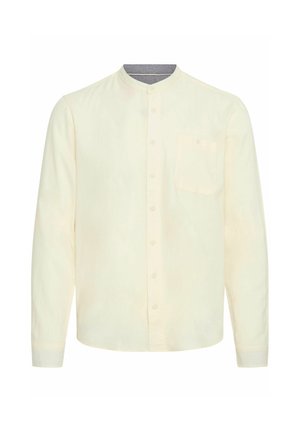 Gaišas krēmkrāsas pogas krekls ar mandarina apkakli, vienu krūšu kabatu un garām piedurknēm. Audums izskatās gluds ar maigu spīdumu.