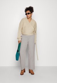 Noisy May Curve NMJAMIL V-NECK CABLE WRAP CURVE - Camisola - irish cream