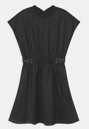 Vestido negro con mangas tipo capa cortas, cintura elástica y silueta ligeramente acampanada. Hecho de una tela ligera y texturizada.