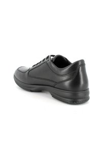 Sneaker nera di pelle con finitura liscia, design a profilo basso, punta rotonda e suola in gomma. Presenta lacci e dettagli di cucitura discreti.