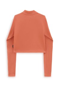 Top cropped a maniche lunghe in tessuto arancione tenue con una texture liscia. Presenta un collo alto e dettagli delle cuciture minimi.
