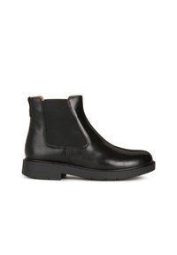 Botín Chelsea de cuero negro con paneles laterales elásticos, punta redonda y suela de goma texturizada con un ligero tacón.