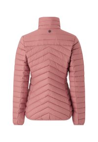 Pink isoleret jakke med høj krave, prydet med chevron quiltning, glat tekstur og lange ærmer. Ingen synlige hardware eller accenter.