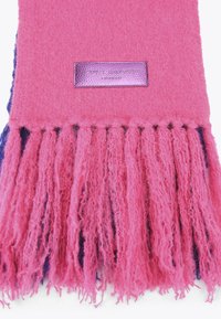 Scarf in lana rosa con finitura tessurizzata, frange lunghe e un'etichetta in pelle viola cucita con il nome del marchio.